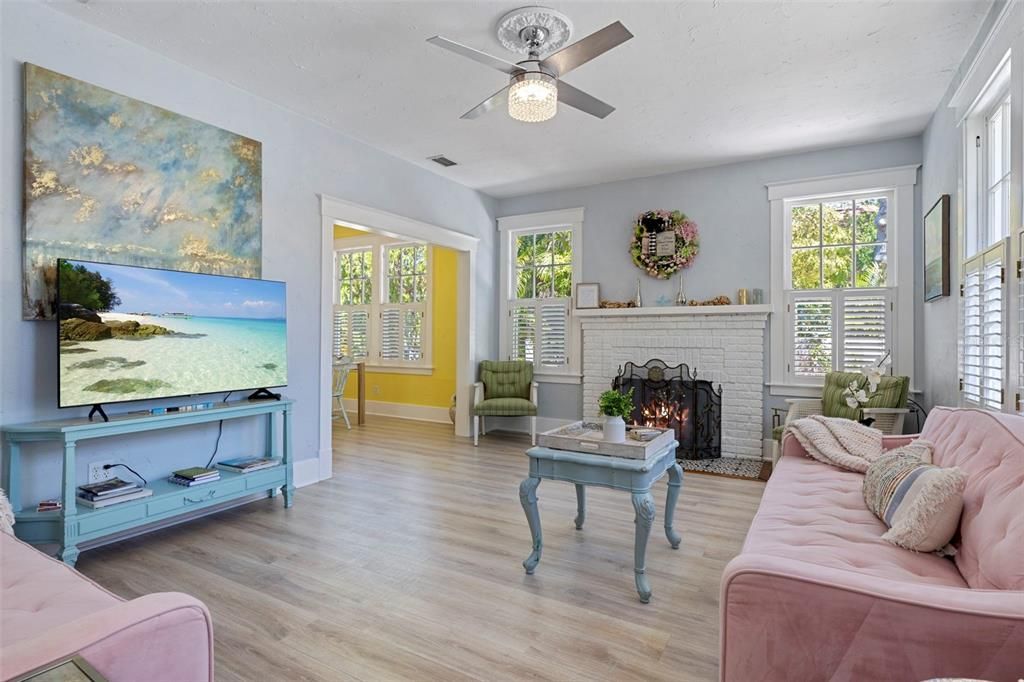 合同活跃: $425,000 (1 贝兹, 1 浴室, 1010 平方英尺)