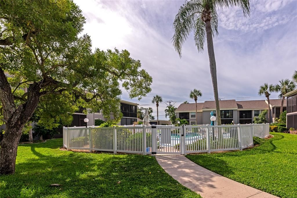 Active With Contract: $139,000 (2 beds, 2 baths, 947 Square Feet)