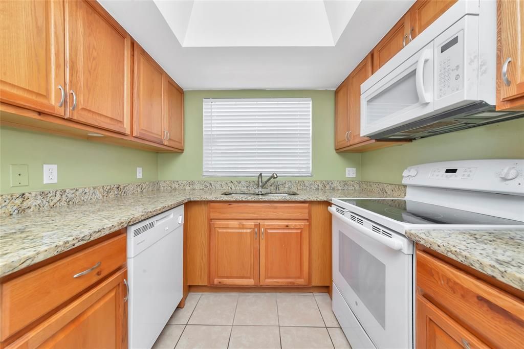 Active With Contract: $139,000 (2 beds, 2 baths, 947 Square Feet)