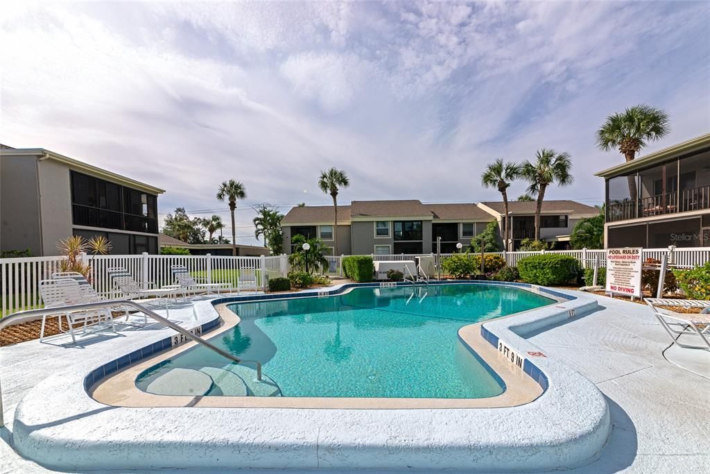 Active With Contract: $139,000 (2 beds, 2 baths, 947 Square Feet)