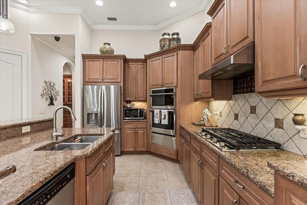 Activo con contrato: $1,225,000 (5 camas, 4 baños, 4175 Pies cuadrados)