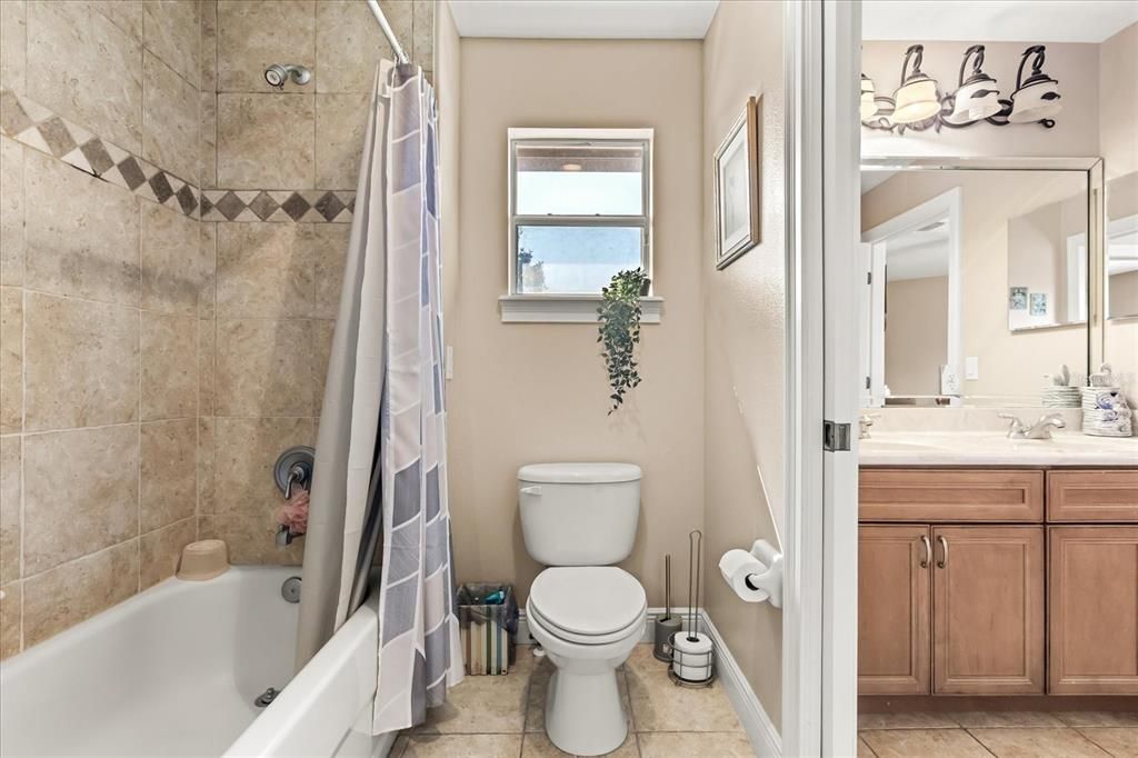 Activo con contrato: $1,225,000 (5 camas, 4 baños, 4175 Pies cuadrados)