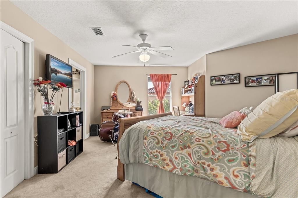 Activo con contrato: $1,225,000 (5 camas, 4 baños, 4175 Pies cuadrados)