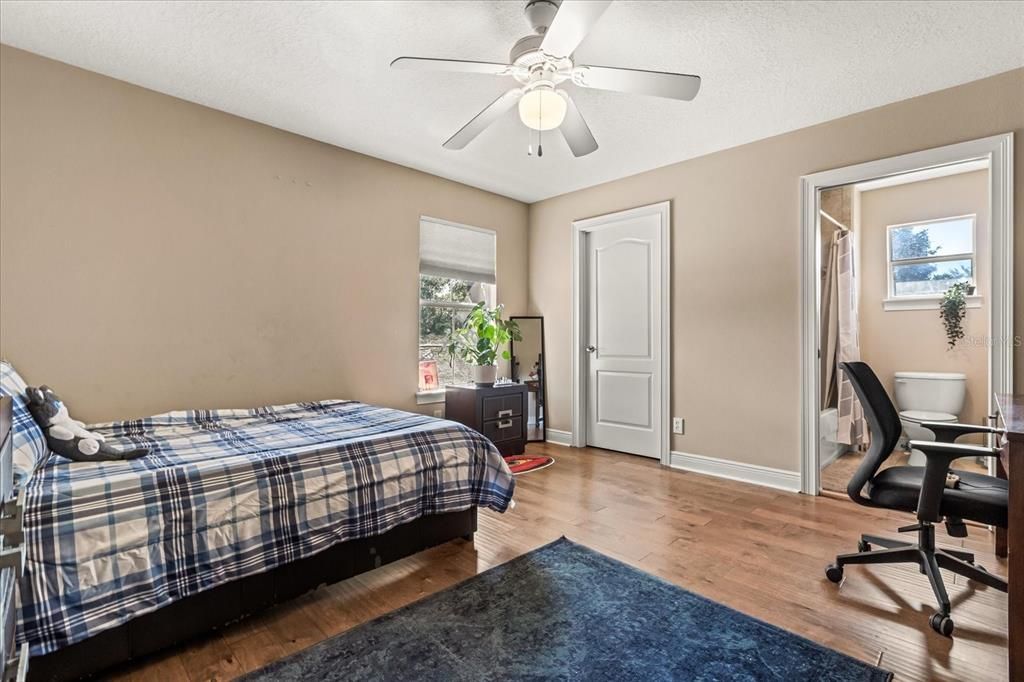 Activo con contrato: $1,225,000 (5 camas, 4 baños, 4175 Pies cuadrados)