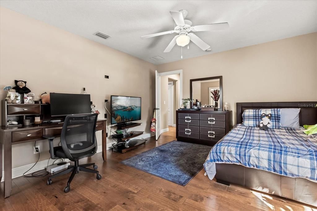 Activo con contrato: $1,225,000 (5 camas, 4 baños, 4175 Pies cuadrados)