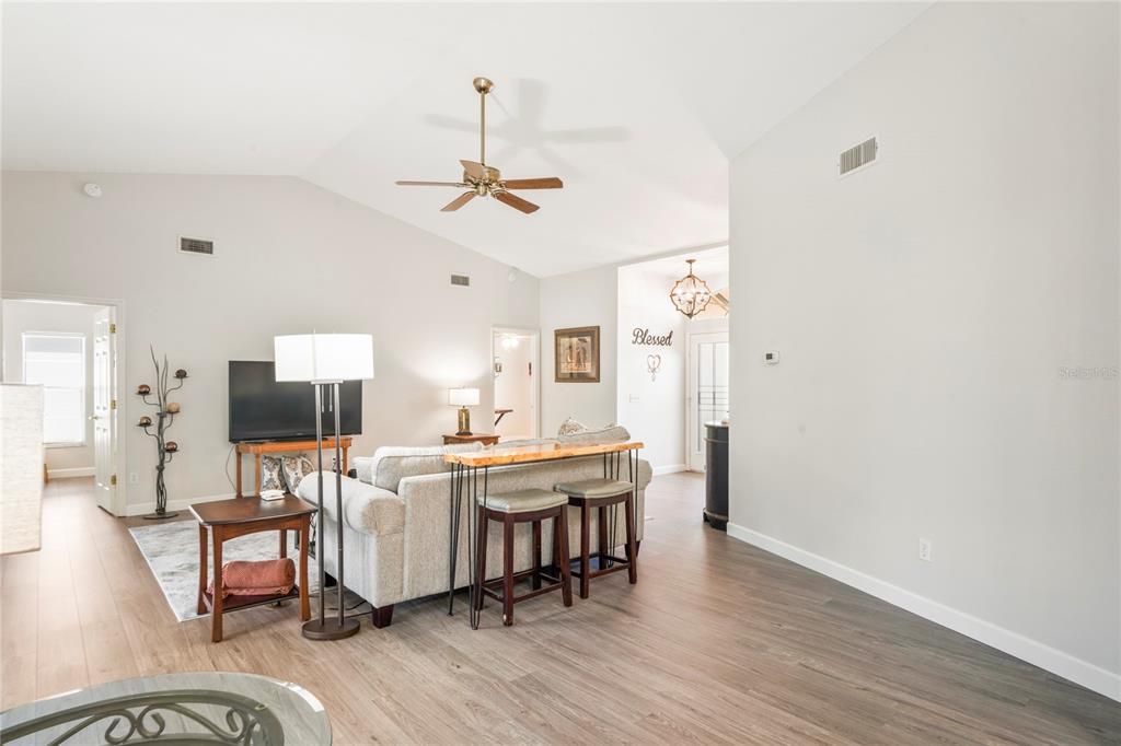 Activo con contrato: $389,000 (3 camas, 2 baños, 1749 Pies cuadrados)