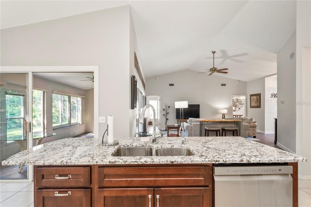 Activo con contrato: $389,000 (3 camas, 2 baños, 1749 Pies cuadrados)