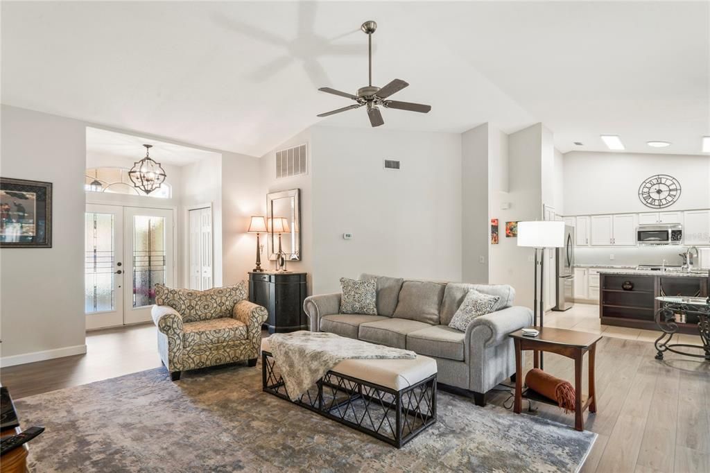 Activo con contrato: $389,000 (3 camas, 2 baños, 1749 Pies cuadrados)