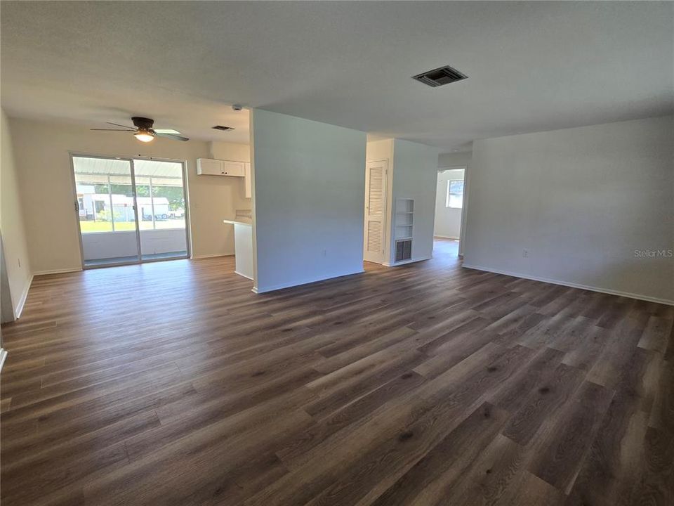 For Sale: $209,900 (2 beds, 1 baths, 962 Square Feet)