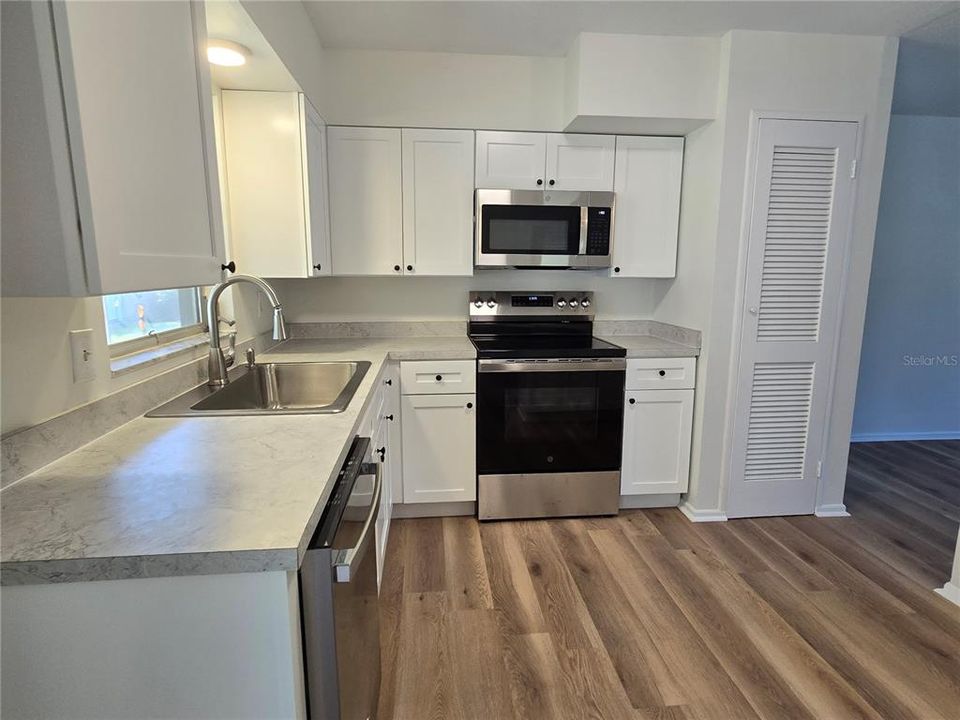For Sale: $209,900 (2 beds, 1 baths, 962 Square Feet)