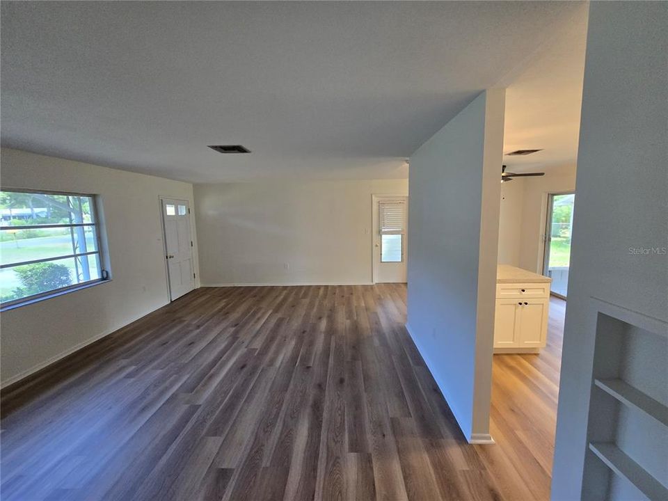 For Sale: $209,900 (2 beds, 1 baths, 962 Square Feet)