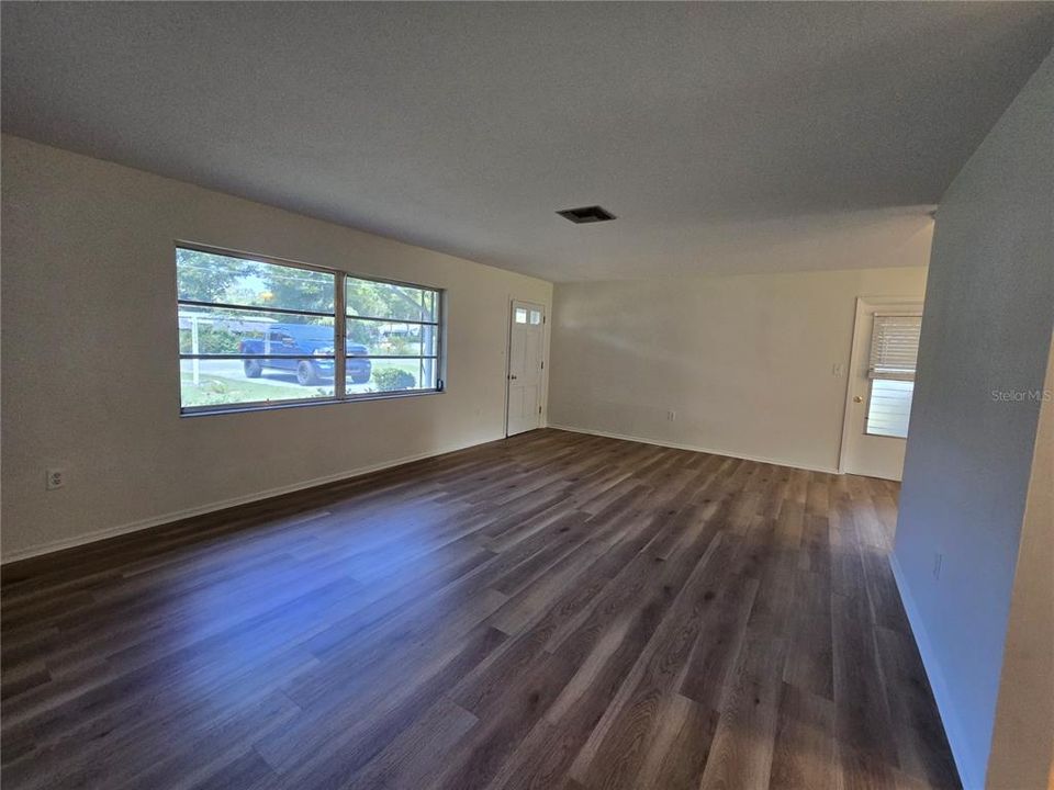 For Sale: $209,900 (2 beds, 1 baths, 962 Square Feet)