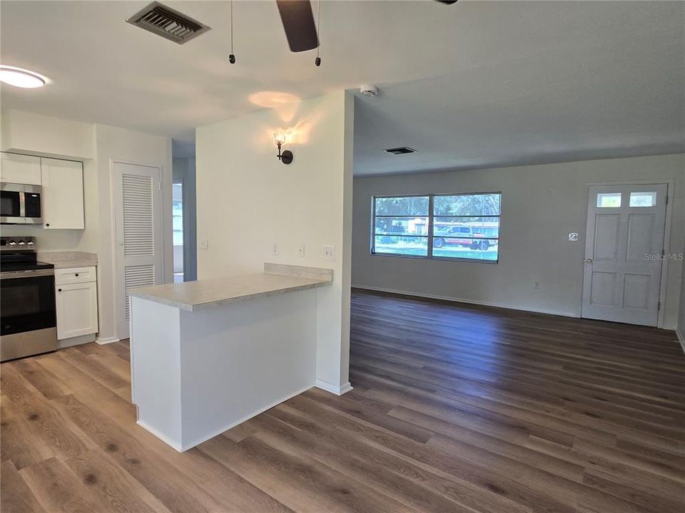 For Sale: $209,900 (2 beds, 1 baths, 962 Square Feet)