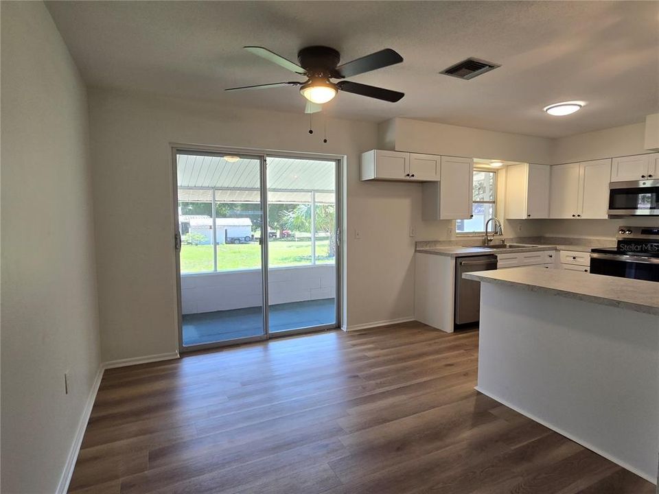 For Sale: $209,900 (2 beds, 1 baths, 962 Square Feet)