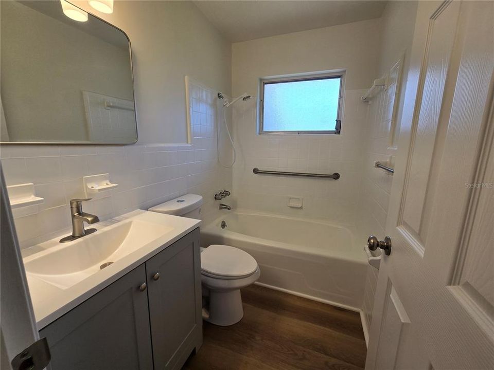 For Sale: $209,900 (2 beds, 1 baths, 962 Square Feet)