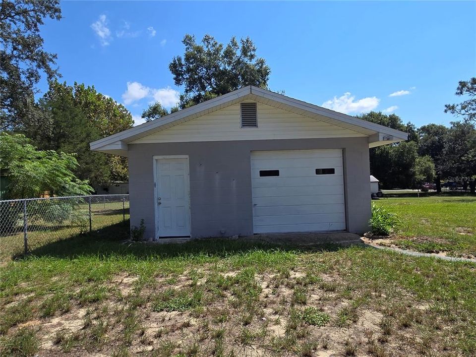 For Sale: $209,900 (2 beds, 1 baths, 962 Square Feet)