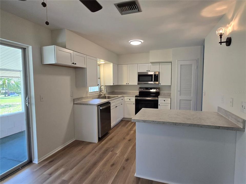 For Sale: $209,900 (2 beds, 1 baths, 962 Square Feet)