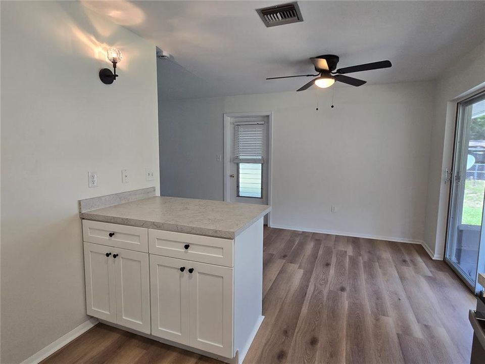 For Sale: $209,900 (2 beds, 1 baths, 962 Square Feet)