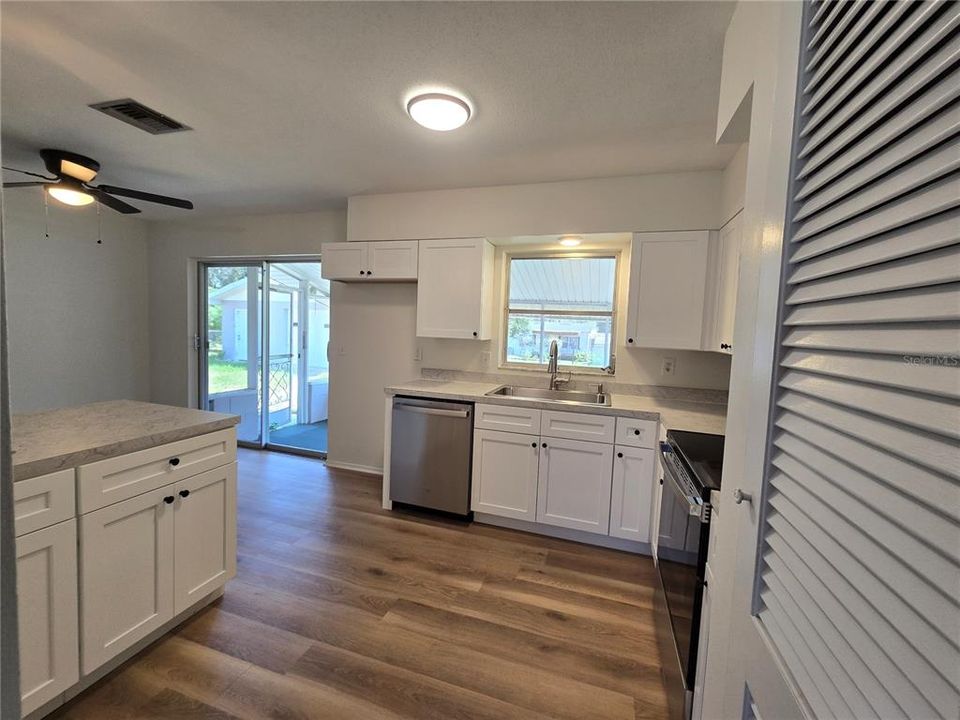 For Sale: $209,900 (2 beds, 1 baths, 962 Square Feet)