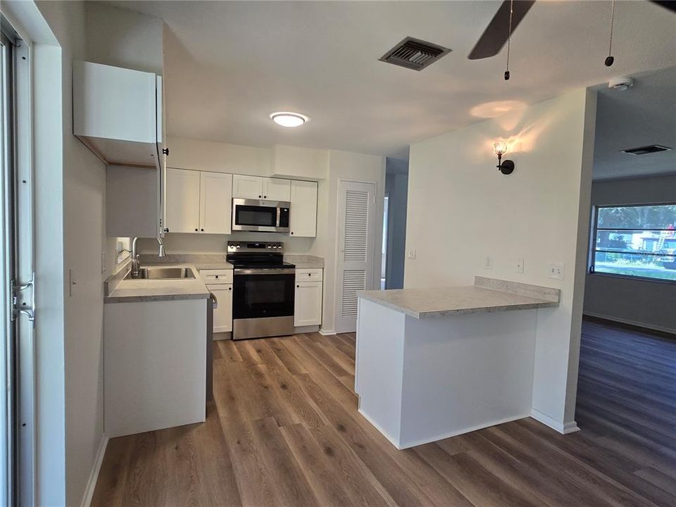For Sale: $209,900 (2 beds, 1 baths, 962 Square Feet)
