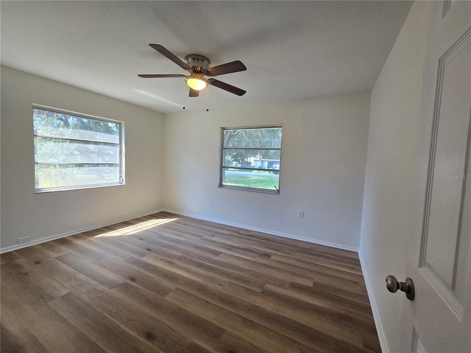 For Sale: $209,900 (2 beds, 1 baths, 962 Square Feet)