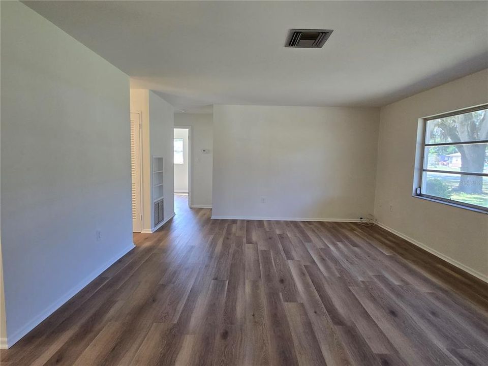 For Sale: $209,900 (2 beds, 1 baths, 962 Square Feet)