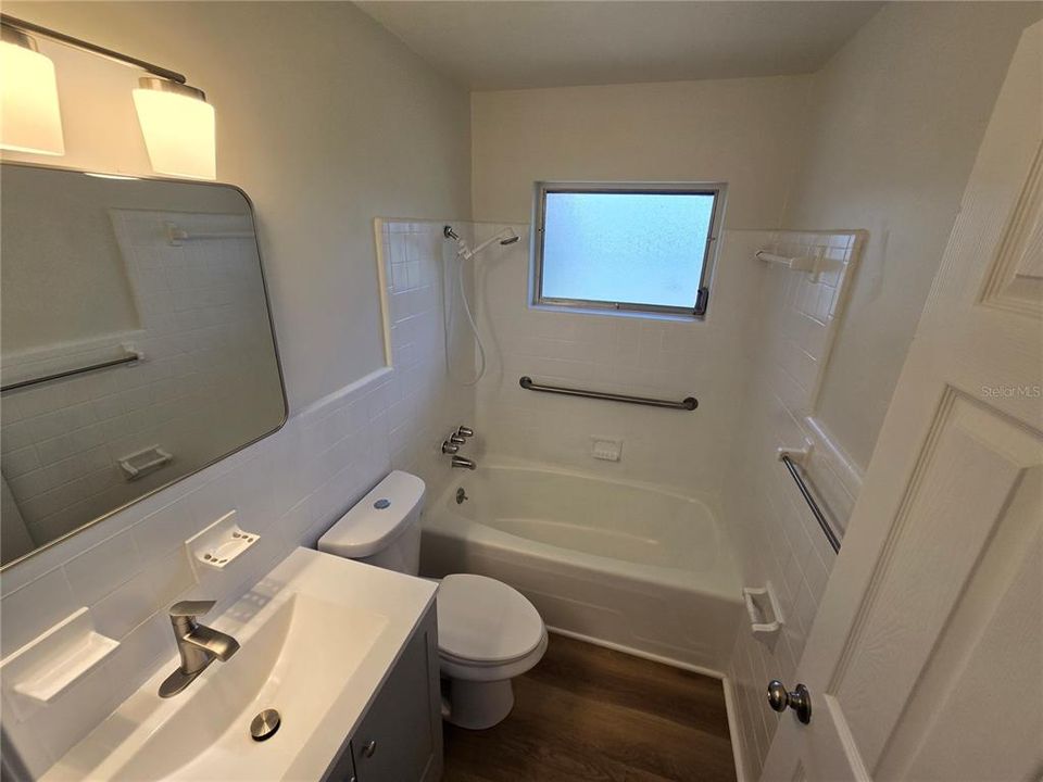 For Sale: $209,900 (2 beds, 1 baths, 962 Square Feet)