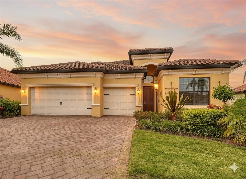 Recently Sold: $910,000 (4 beds, 3 baths, 2224 Square Feet)