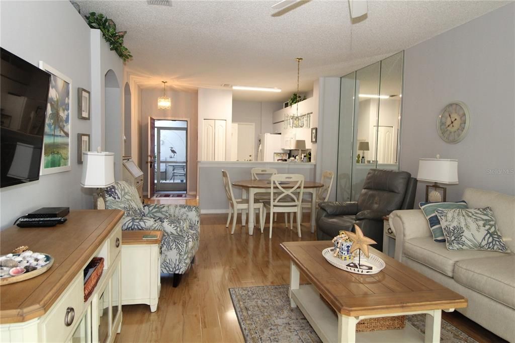 出租: $2,000 (2 贝兹, 2 浴室, 974 平方英尺)