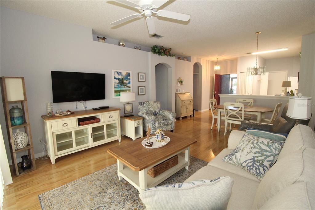 出租: $2,000 (2 贝兹, 2 浴室, 974 平方英尺)