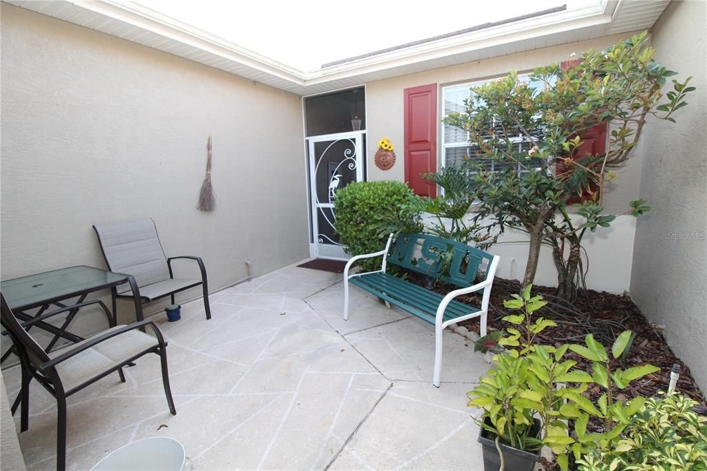 出租: $2,000 (2 贝兹, 2 浴室, 974 平方英尺)