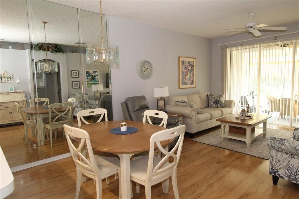 出租: $2,000 (2 贝兹, 2 浴室, 974 平方英尺)