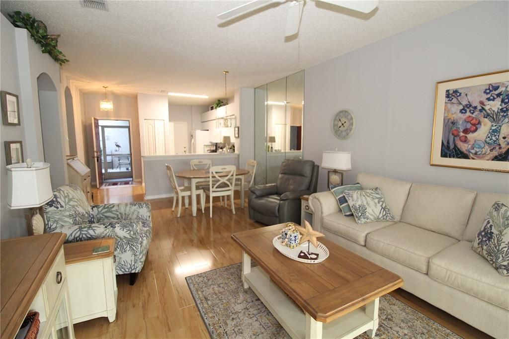 出租: $2,000 (2 贝兹, 2 浴室, 974 平方英尺)