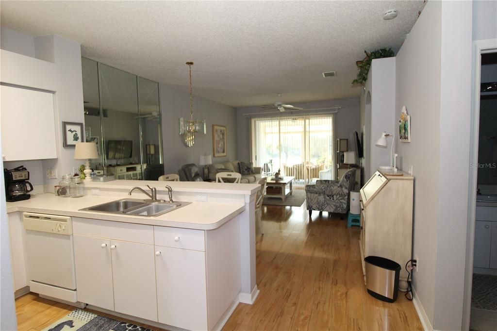 出租: $2,000 (2 贝兹, 2 浴室, 974 平方英尺)