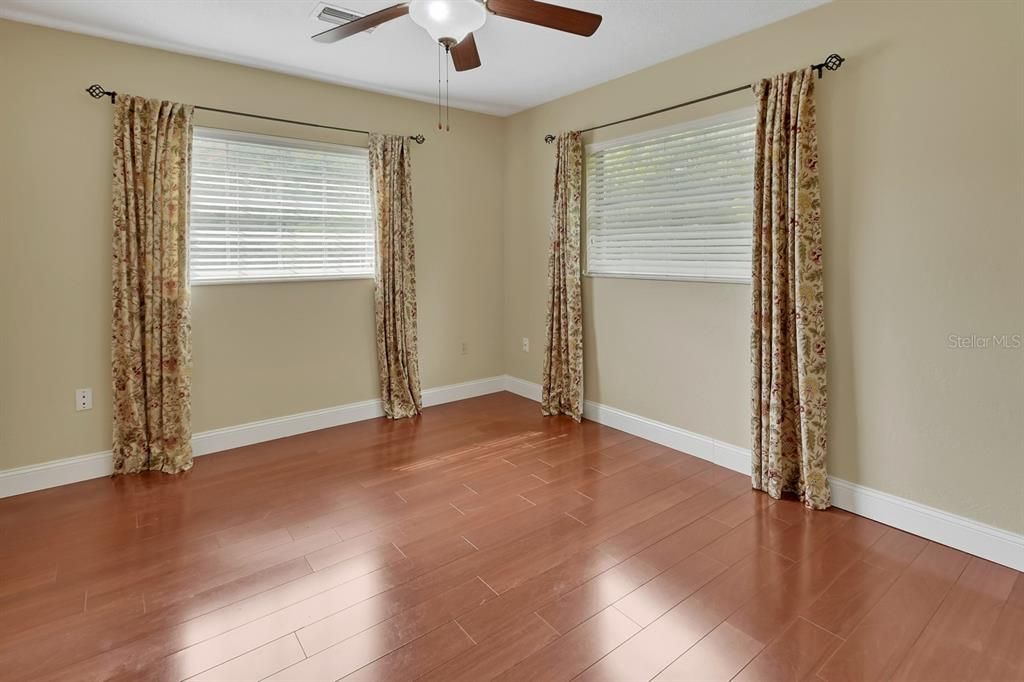 Под контрактом: $385,000 (3 спален, 3 ванн, 2195 Квадратных фут)