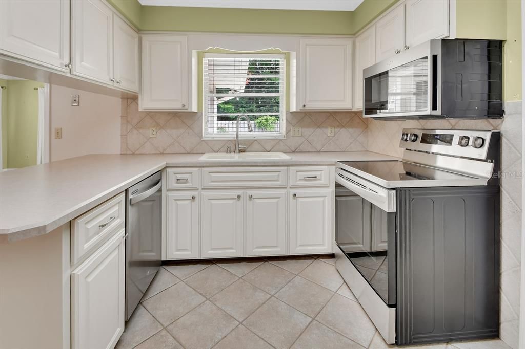 Под контрактом: $385,000 (3 спален, 3 ванн, 2195 Квадратных фут)