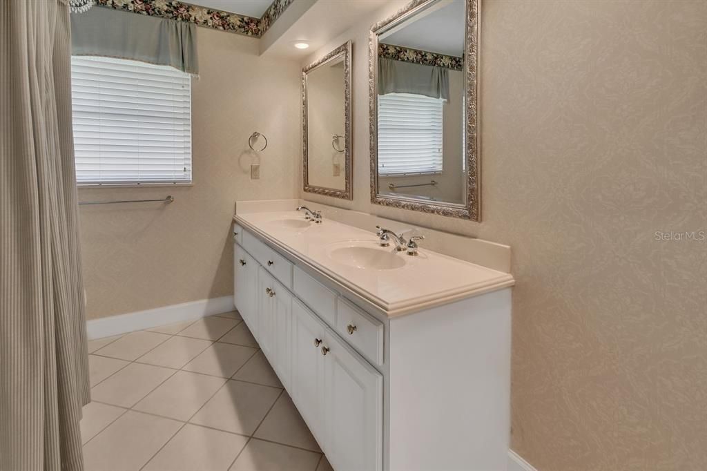 Под контрактом: $385,000 (3 спален, 3 ванн, 2195 Квадратных фут)