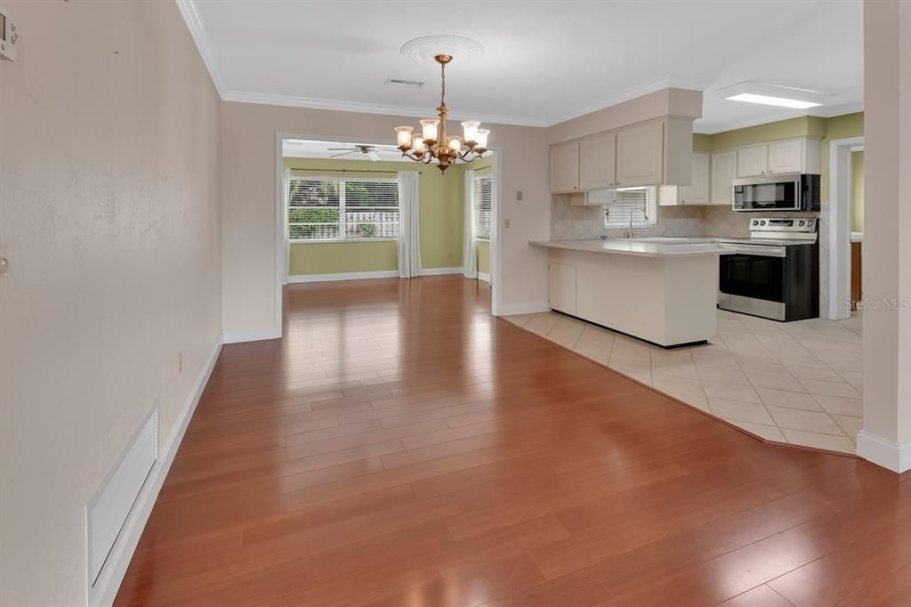 Под контрактом: $385,000 (3 спален, 3 ванн, 2195 Квадратных фут)