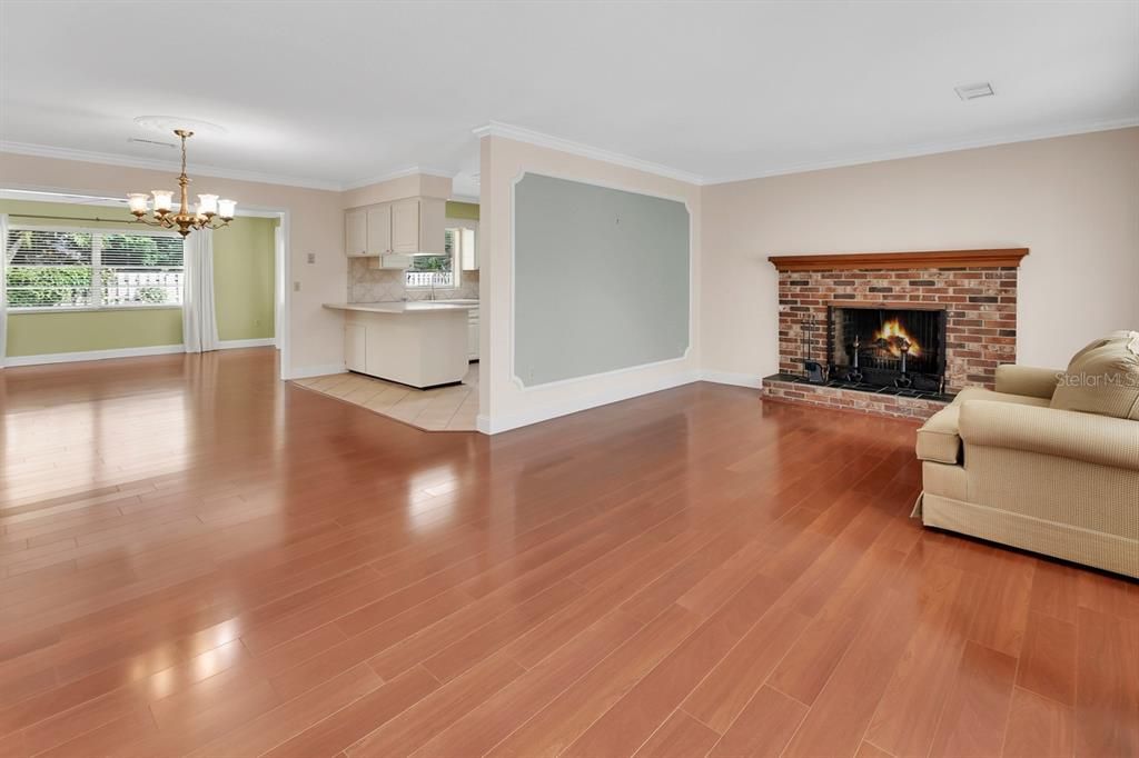 Под контрактом: $385,000 (3 спален, 3 ванн, 2195 Квадратных фут)