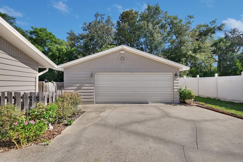 Под контрактом: $385,000 (3 спален, 3 ванн, 2195 Квадратных фут)