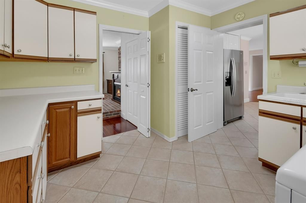 Под контрактом: $385,000 (3 спален, 3 ванн, 2195 Квадратных фут)