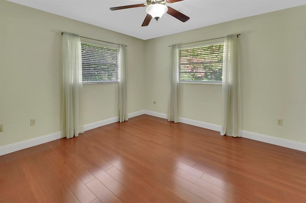 Под контрактом: $385,000 (3 спален, 3 ванн, 2195 Квадратных фут)