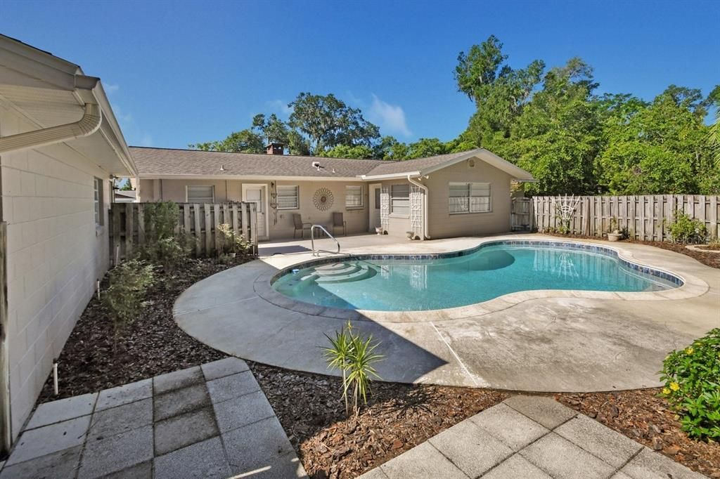 Под контрактом: $385,000 (3 спален, 3 ванн, 2195 Квадратных фут)