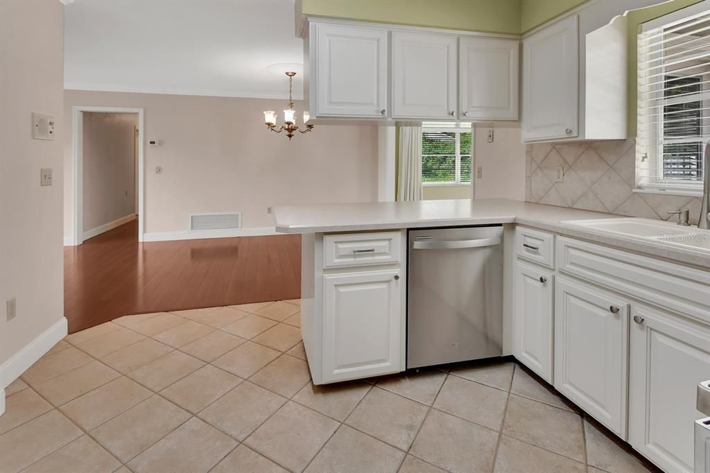 Под контрактом: $385,000 (3 спален, 3 ванн, 2195 Квадратных фут)