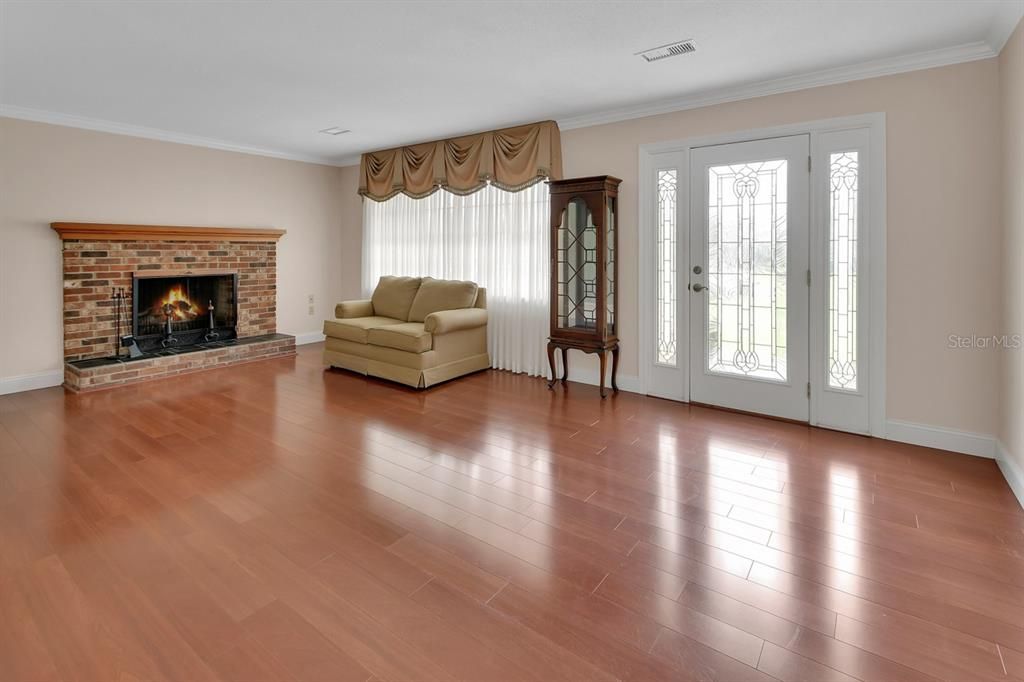 Под контрактом: $385,000 (3 спален, 3 ванн, 2195 Квадратных фут)