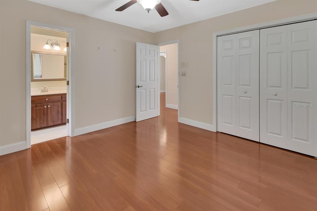 Под контрактом: $385,000 (3 спален, 3 ванн, 2195 Квадратных фут)