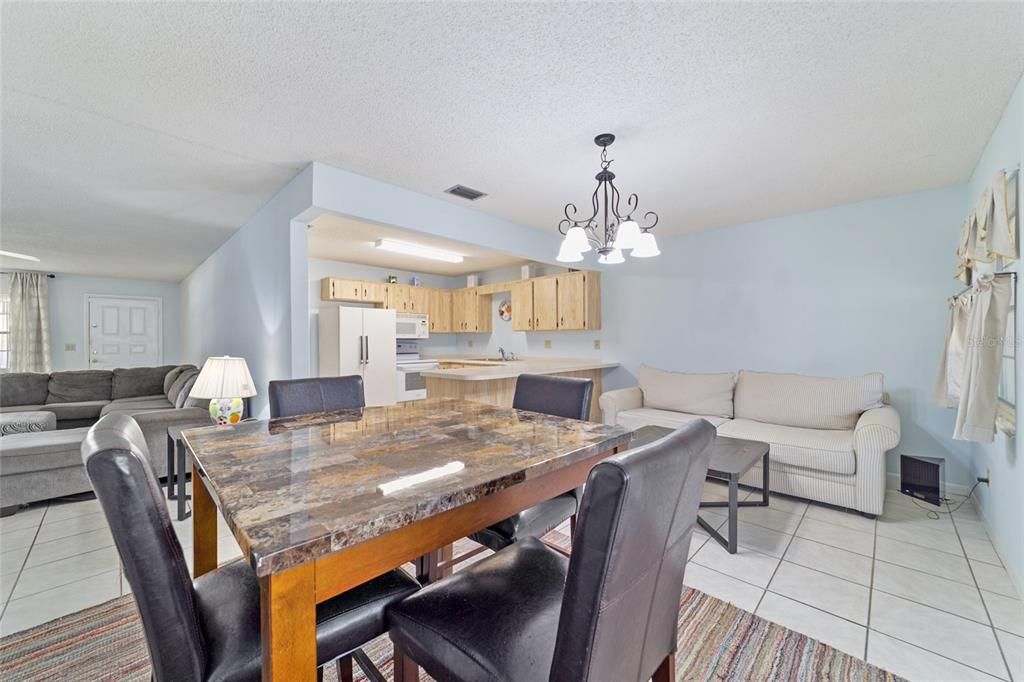 待售: $144,000 (2 贝兹, 2 浴室, 1484 平方英尺)