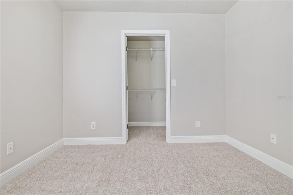 合同活跃: $374,999 (5 贝兹, 2 浴室, 2232 平方英尺)