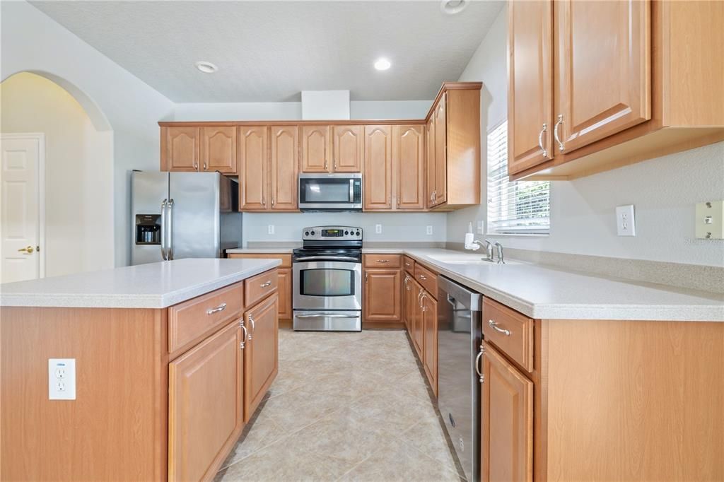 合同活跃: $374,999 (5 贝兹, 2 浴室, 2232 平方英尺)