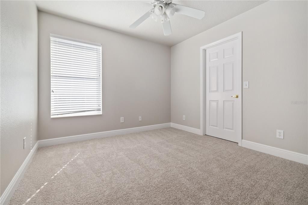 合同活跃: $374,999 (5 贝兹, 2 浴室, 2232 平方英尺)